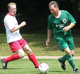 Uwe Richter führt den Ball vor Steffen Müller