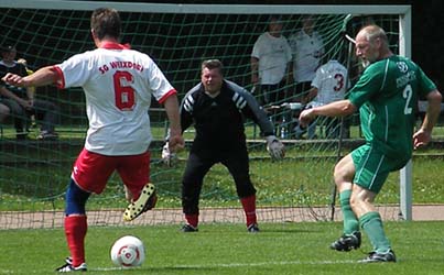 Siegmar Uhlmann schießt auf das Radebeuler Tor.