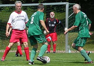 Peter Fritzsche und Klaus Roesler verteidigen gegen Uwe Richter und Karsten Kohler.