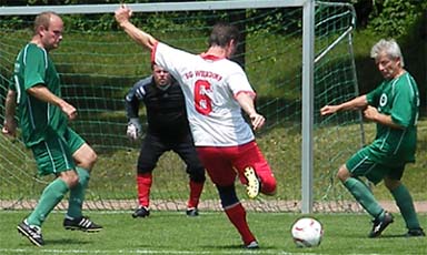 Siegmar Uhlmann schießt auf das Radebeuler Tor.