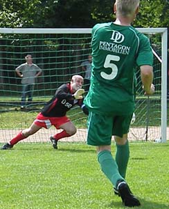 Mario Kuntzsch verwandelt gegen Klaus Roesler