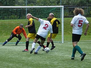 Gerd Lamprecht erzielt ein Tor im Spiel DSC - Post II (2:4) - Teil 1.