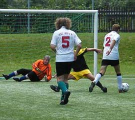 Gerd Lamprecht erzielt ein Tor im Spiel DSC - Post II (2:4) - Teil 2.