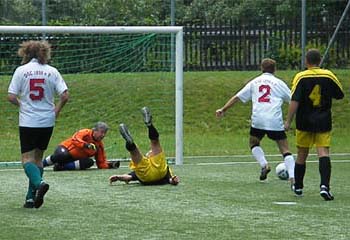 Gerd Lamprecht erzielt ein Tor im Spiel DSC - Post II (2:4) - Teil 3.