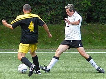 Klaus Hoyer klärt vor ... im Spiel DSC - Post II (2:4).