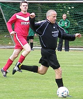 Frank Sonn bei einem seiner vielen Dribblings, beobachtet von Erik Dietrich.