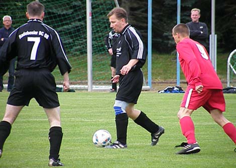Torsten Schäfer sichert den Ball vor dem lauernden Torsten Weidauer.