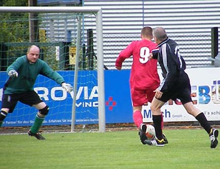 Das 2:0: Torsten Weidauer überläuft Frank Sonn.