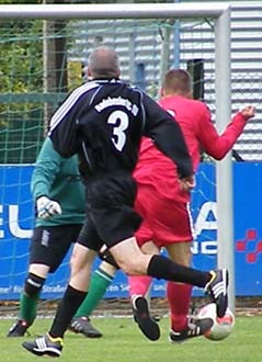 Das 2:0: Torsten Weidauer lässt Ulrich Lange im Radebeuler Tor keine Chance.