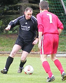 Kai Loeschner führt den Ball vor Andreas Schubert.