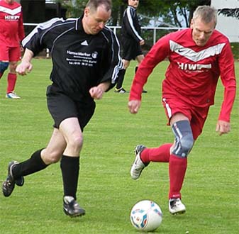 Kai Loeschner im Laufduell mit Ronald Renner.