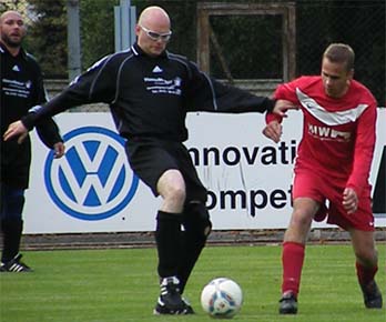 Heiner Diener versucht, den Ball vor Michael Heinelt zu sichern.