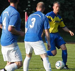 Radebergs Ein-Mann-Sturm Tino Gröber stand oft gegen mehrere Hellerauer.