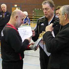 Gerd Simmang und Gerd Breiter ehren die Weixdorfer