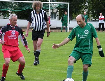 Gert Klatt sichert den Ball vor Frank Zachmann. Im Hintergrund Schiedsrichter Gläser.