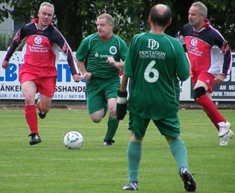 Frank Lubsch mit kraftvollem Dribbling gegen Hagen Zimare