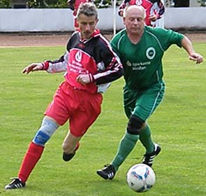 Roland Heinzl dribbelt vor Uwe Müller.
