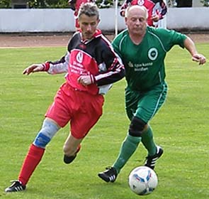 Roland Heinzl dribbelt vor Uwe Müller.