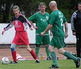 Der Weixdorfer Roalnd Heinzl führt den Ball. Ulf Grosse und Mario Kuntzsch beobachten ihn.