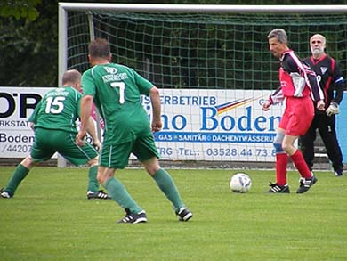 Roland Heinzl sichert den Ball.