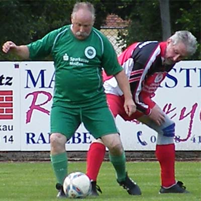 Rainer Adam sichert den Ball vor Günther Schubert.