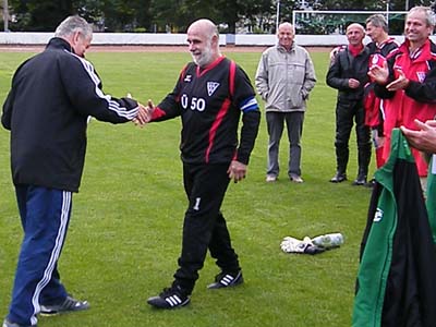 Gerd Breiter gratuliert dem Weixdorfer Kapitän Kuddel Roesler.