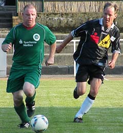 Frank Lubsch treibt den Ball vor Stefan Clausnitzer.