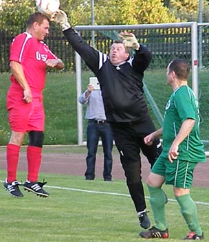 Uwe Balcerek klärt vor Peter Pordzik.