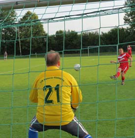 Torsten Weidauer schießt an die Latte. Im Tor der Hellerauer steht Jens Menzel.