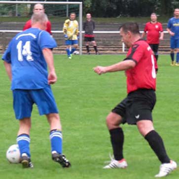 Tilo Neumann versucht, den ballführenden Holger Hofmann zu stören.