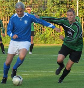 Ralf Metelmann im Dribbling vor Sven Rabe