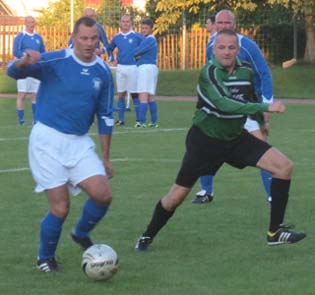 Jens Peters führt den Ball vor Frank Sonn.