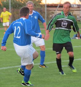 Lars Weber bedrängt den Ball führenden Jörg Schulze