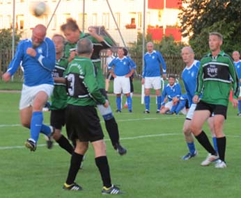 Torsten Schäfer im Kopfballduell mit Daniel Ehrlich