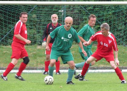 Peter Pordzik, Klaus Roesler und Uwe Richter beobachten, wie Steffen Meißner den Ball vor Roland Heinzl sichert.