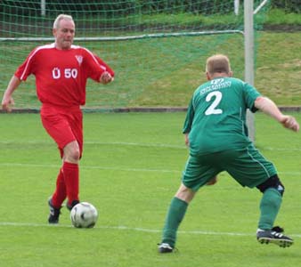 Hagen Zimare führt gegen Frank Lubscg (Nr. 2) den Ball.