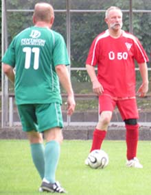 Steffen Rösler sichert den Ball vor Holger Dörwald (Nr. 11).