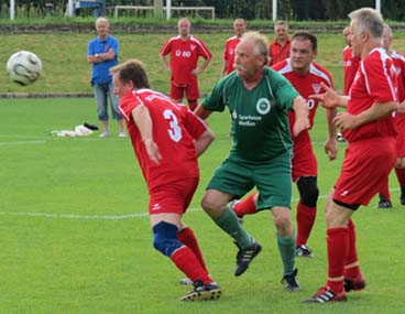 Siegmar Uhlmann am Ball vor Rainer Adam und Peter Pordzik, Peter Fritzsche.