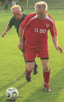 Peter Fritzsche sichert den Ball vor Rainer Adam.