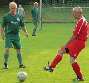 Frank Zachmann klärt vor Rainer Adam.