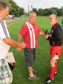 Gerd Simmang und Gerd Breiter gratulieren Kuddel Roesler.