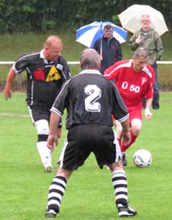 Roland Heinzl deckt den Ball vor Uwe Kreller und Andreas ´Pitti´Jähnigen (Nr. 2) ab.