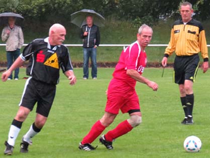 Frank Zachmann sichert den Ball vor Gerd Wagner.