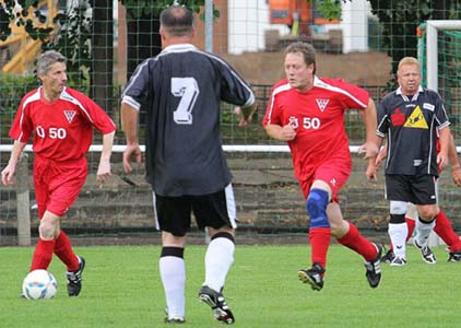 Roland Heinzl und Siegmar Uhlmann beim Spielaufbau. Frank Selber (Nr. 7) und Uwe Kreller beobachten dies.