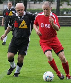 Peter Fritzsche versucht, den (fast) 68-jährigen Gerd Wagner zu umkurven. Thomas Ockert beobachtet dies.