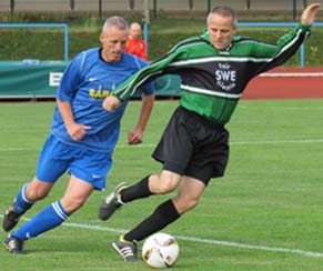 Frank Sonn klärt vor Holger Hofmann.