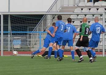 Erik Breitkopf (9) erzielt das 1:0 für Radebeul.