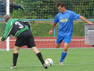 Frank Sonn (3) versucht den Schuss von Heiko Heyne abzuwehren.