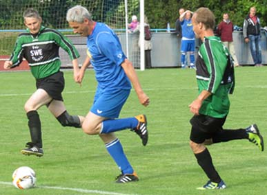 Lars Kuziel und ... ´eskordieren´ den Hellerauer Ralf Metelmann.