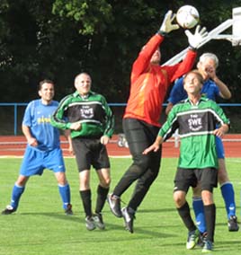 ..., Frank Sonn und ... Weber beobachten, wie Tormann Winfried Hantusch den Eckball vor Ralf Metelmann wegfängt.